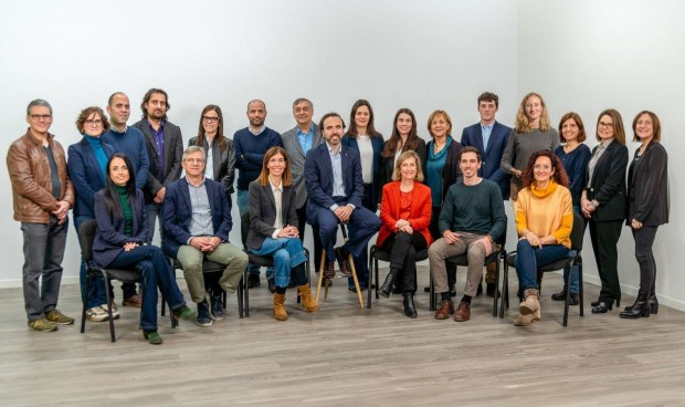 Candidatura de Jordi Casas, con él en el centro de la imagen. La candidatura liderada por Jordi Casas gana las elecciones de los farmacéuticos barceloneses.