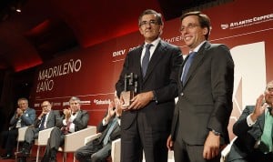 Juan Abarca Cidón recibe el premio 'Madrileño del año', de la mano de José Luis Martínez Almeida, alcalde de la ciudad.