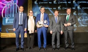 Juan Abarca recibe un premio por el emprendimiento y la gestión del talento.