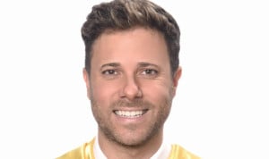 Carlos Pinguicha ha conseguido aprobar Medicina en cuatro años mientras compaginaba los estudios con su trabajo como enfermero.