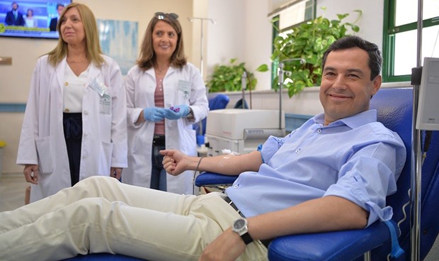 Juanma Moreno inicia una cadena de retos para motivar la donación de sangre