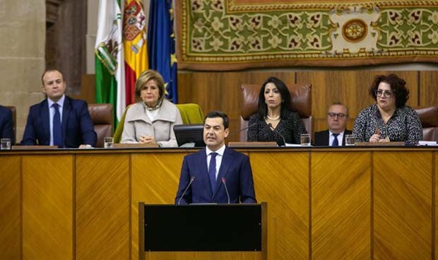 Juanma Moreno promete más sueldo y "menos rotación" en la sanidad andaluza