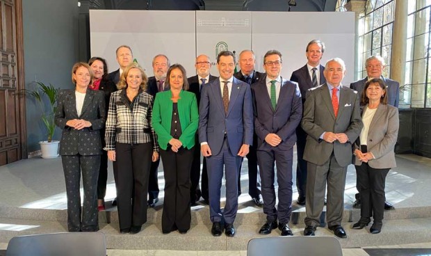 Juanma Moreno en la reunión  con el Consejo Andaluz del Colegio de Médicos