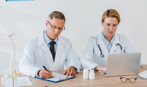 Jubilaciones y temporalidad hunden la "mermada" plantilla de Reumatología