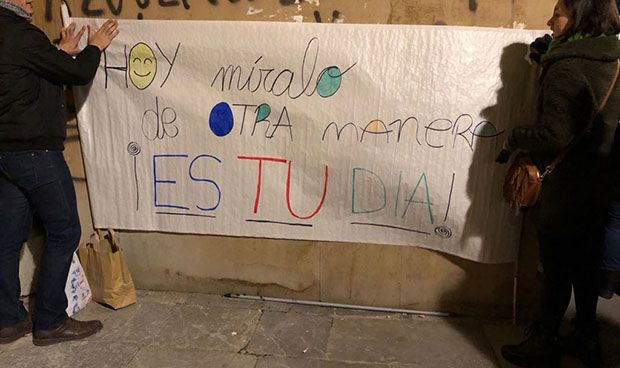 Juerga carnavalesca para recibir a los “valientes” tras el examen MIR