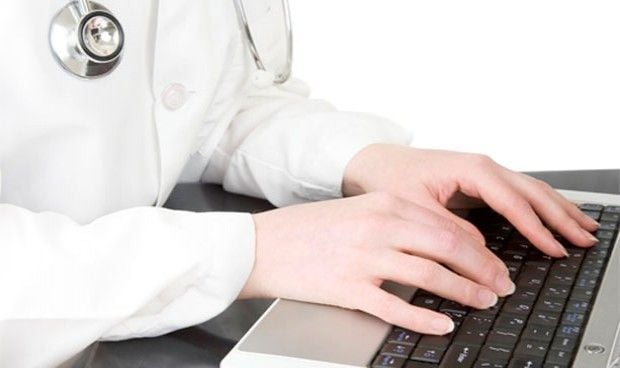 Juicio al médico que accedió a la historia de un paciente sin permiso