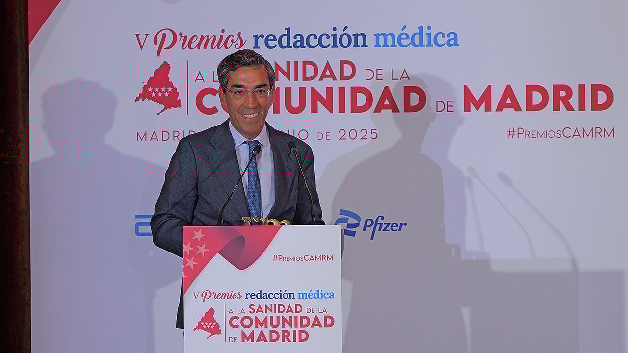 Julián Pérez-Villacastín recibe el galardón de mejor médico en los V Premios Redacción Médica a la Sanidad de la Comunidad de Madrid. 