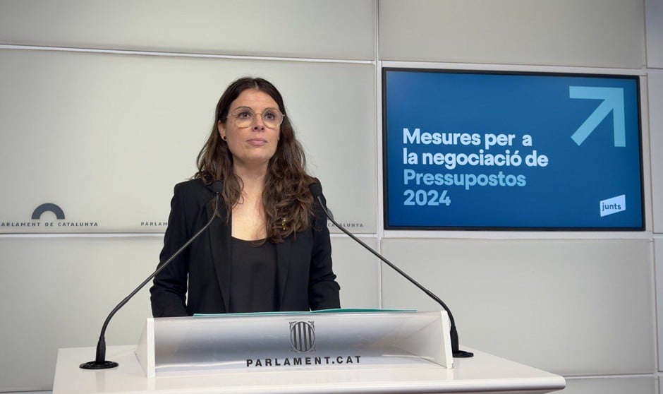  La portavoz del grupo parlamentario de Junts per Catalunya, Mònica Sales, propone más de cien medidas para la negociación de los presupuestos de Cataluña 2024, entre las cuales hay seis sanitarias 