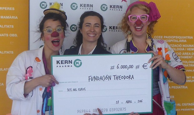 Kern Pharma celebra su 17º cumpleaños con los 'Doctores Sonrisa'