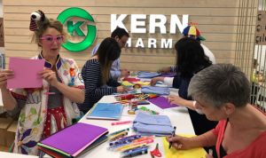 Kern Pharma pinta los ‘pijamas de la Ilusión' de la Fundación Theodora