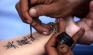 La Academia Americana publica su primer informe sobre piercings y tatuajes
