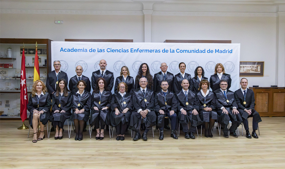 Los académicos de número de la Academia de Enfermería de la Comunidad de Madrid posan con sus medallas. 