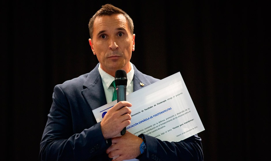 Fernando Ramos, presidente de la AEF, con la distinción de la Conferencia Nacional de Decanos y Decanas de Facultades de Fisioterapia