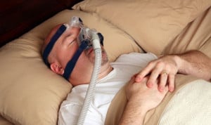  Persona apnea obstructiva del sueño que utiliza la CPAP (Presión Positiva Continua en las Vías Respiratorias). La apnea del sueño aumenta el riesgo de cáncer de pulmón y de mama