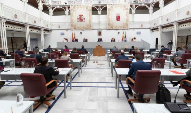 La Asamblea de Murcia pide al Gobierno regional más rastreadores Covid-19