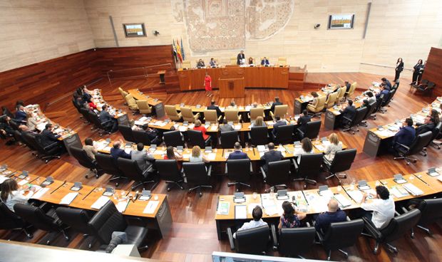 La Asamblea insta a mejorar los horarios de las farmacias extremeñas