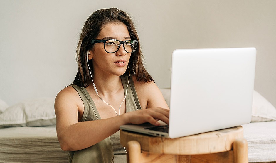 Estudiante MIR escuchando música