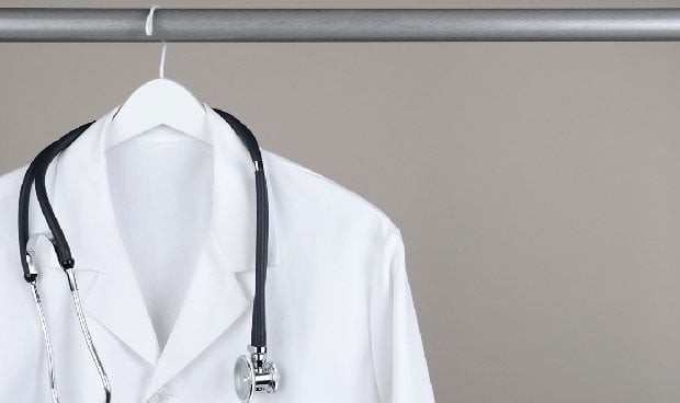 La bata médica, a debate: ¿uniforme de trabajo o muestra de clasismo?