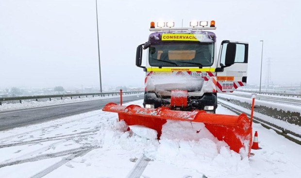 Un quitanieves conducido por un miembro de un equipo de emergencias.