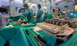 La brecha de sueldos médicos en España alcanza los 26.000 euros al año.