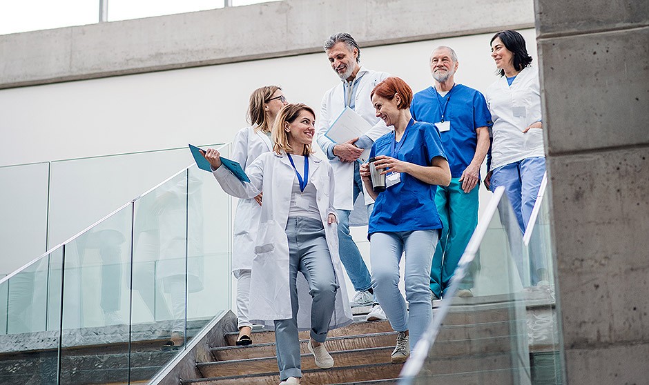 Un grupo de sanitarios, hombres y mujeres, recorre los pasillos de un hospital en pleno auge de la brecha salarial. 