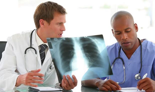 La brecha salarial entre médicos y enfermeros supera los 21.000 euros