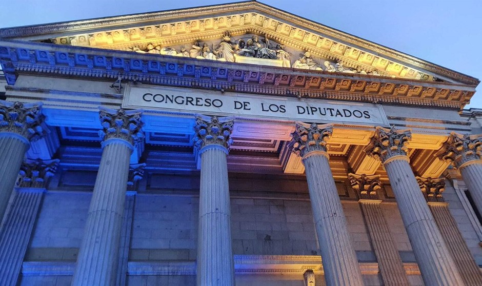 Fachada del Congreso de los Diputados, donde se debatirá un punto clave de homologaciones sanitarias. 