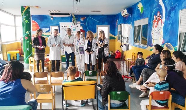 La Candelaria reparte material didáctico entre los pacientes pediátricos