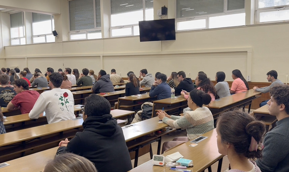 La preparación del examen MIR, según varios médicos, tiene unas importantes consecuencias negativas, como perder amistades por no tener tiempo libre para verlas. 