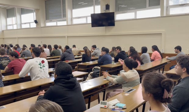 La preparación del examen MIR, según varios médicos, tiene unas importantes consecuencias negativas, como perder amistades por no tener tiempo libre para verlas. 