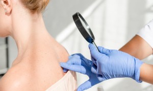 Dermatólogo revisa la piel del paciente