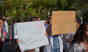La carrera y las guardias llevan la presión de la huelga médica a las CCAA