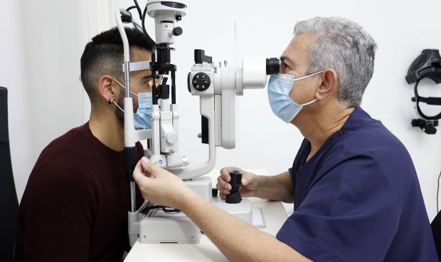 El especialista en córnea Félix González explica cómo la cirugía refractiva puede actuar como un posible tratamiento preventivo que evite complicaciones que puedan llegar a precisar un trasplante corneal