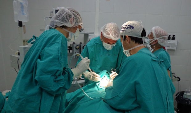 La cirujana más longeva del mundo tiene 89 años y opera cuatro veces al día