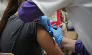 Una sanitaria administra una vacuna en la campaña de inmunización de la Comunidad Valenciana. 