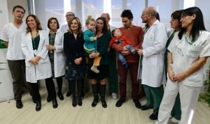 La consejera reconoce la labor del equipo que curó al bebé con arritmia