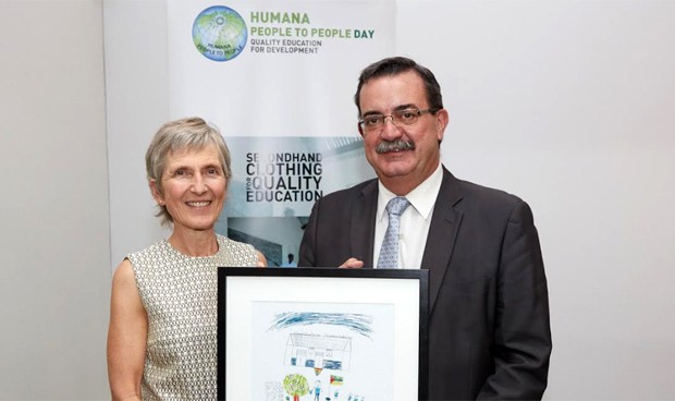 La Consejería de Sanidad, premio 'Humana' por la recogida de textil usado