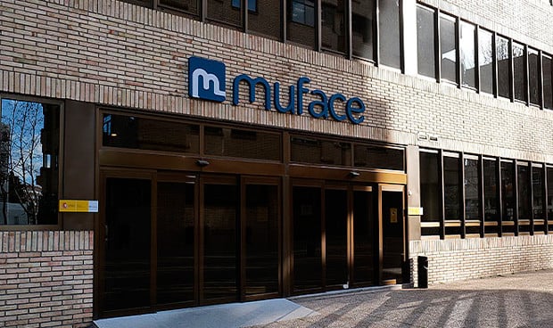 La crisis de Muface lleva a la pública a recortar mutualistas a la privada