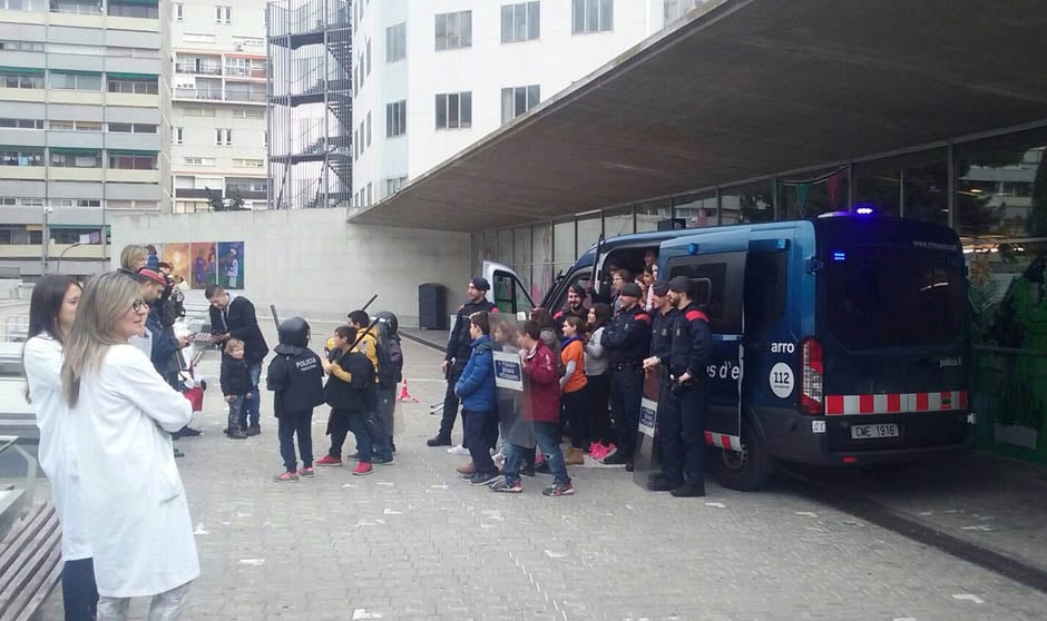 La CUP se infarta por un desfile de niños-policía en el Vall d'Hebrón 