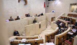 La dependencia irrumpe en el Parlamento cántabro como prioridad política