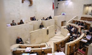 La dependencia irrumpe en el Parlamento cántabro como prioridad política