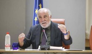 La DGT da un empujón a la prohibición de fumar en los coches