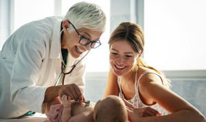 La empatía médica, a debate: "Ser madre me ha hecho mejor pediatra"