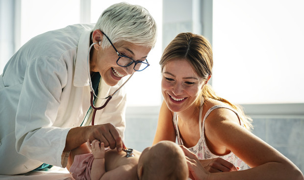La empatía médica, a debate: "Ser madre me ha hecho mejor pediatra"