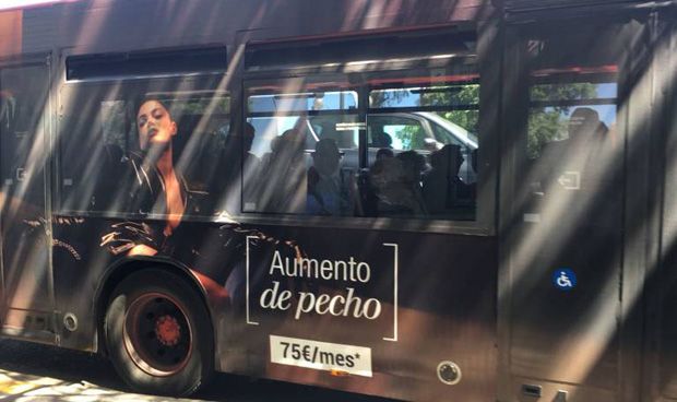 La EMT retira el 'sexista' anuncio de una clínica de aumento de pecho