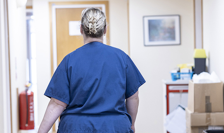 ¿Es viable estudiar Enfermería con 53 años? Una enfermera demuestra que sí, y, encima, pretende entrar a Medicina cuando cumpla 60. 