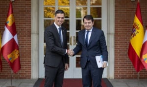 La escasez de médicos 'se cuela' en la reunión bilateral Sánchez-Mañueco