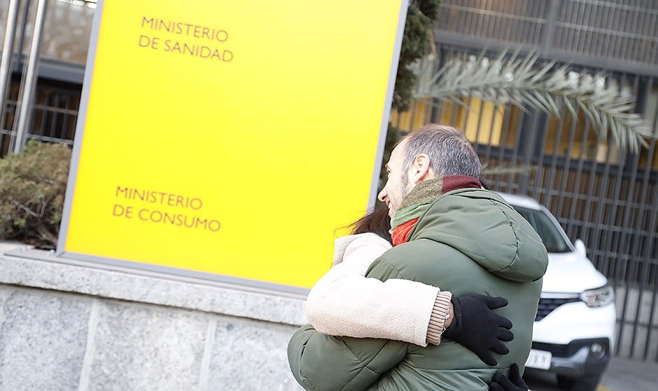 Una pareja lleva ocho años esperando para examinarse de la prueba de homologación de médicos extracomunitarios