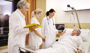 La estabilidad laboral del médico no da pie a mejores hospitales