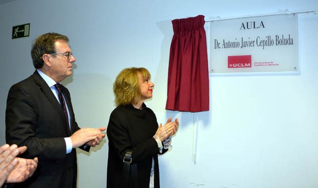 La Facultad de Medicina de la UCLM dedica un aula al 'Capitán Optimista'